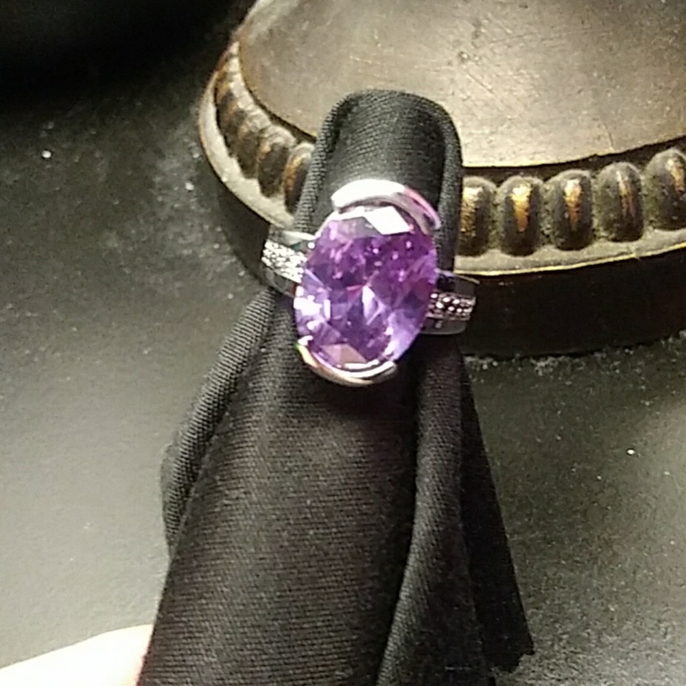 💜💜Gorgeou Amethyst ring with CZ on the band!💜💜